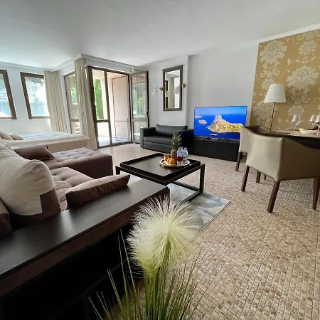 Apartman Royal - 5m To Pool, 100m To Napospart