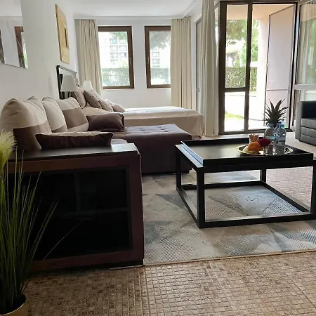 Royal - 5m To Pool, 100m To Apartman