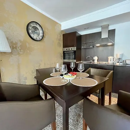 Royal - 5m To Pool, 100m To Apartman