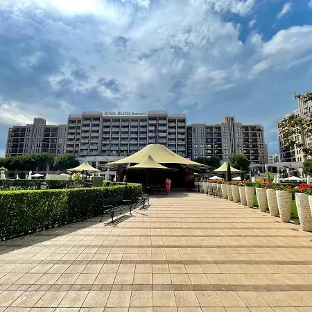 Royal - 5m To Pool, 100m To Apartment
