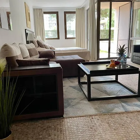 Royal - 5m To Pool, 100m To Apartment