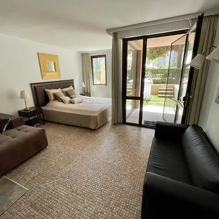 Royal - 5m To Pool, 100m To Apartment